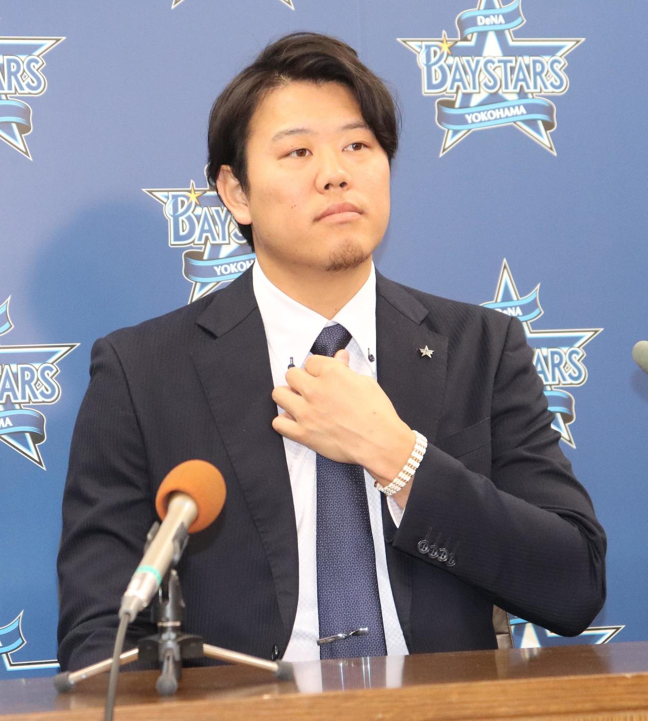 1700万円アップの年俸5100万円で更改したDeNA上茶谷（撮影・古川真弥）