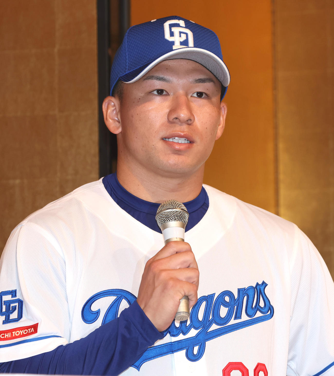 新入団会見で記者の質問に答える加藤竜（撮影・加藤哉）