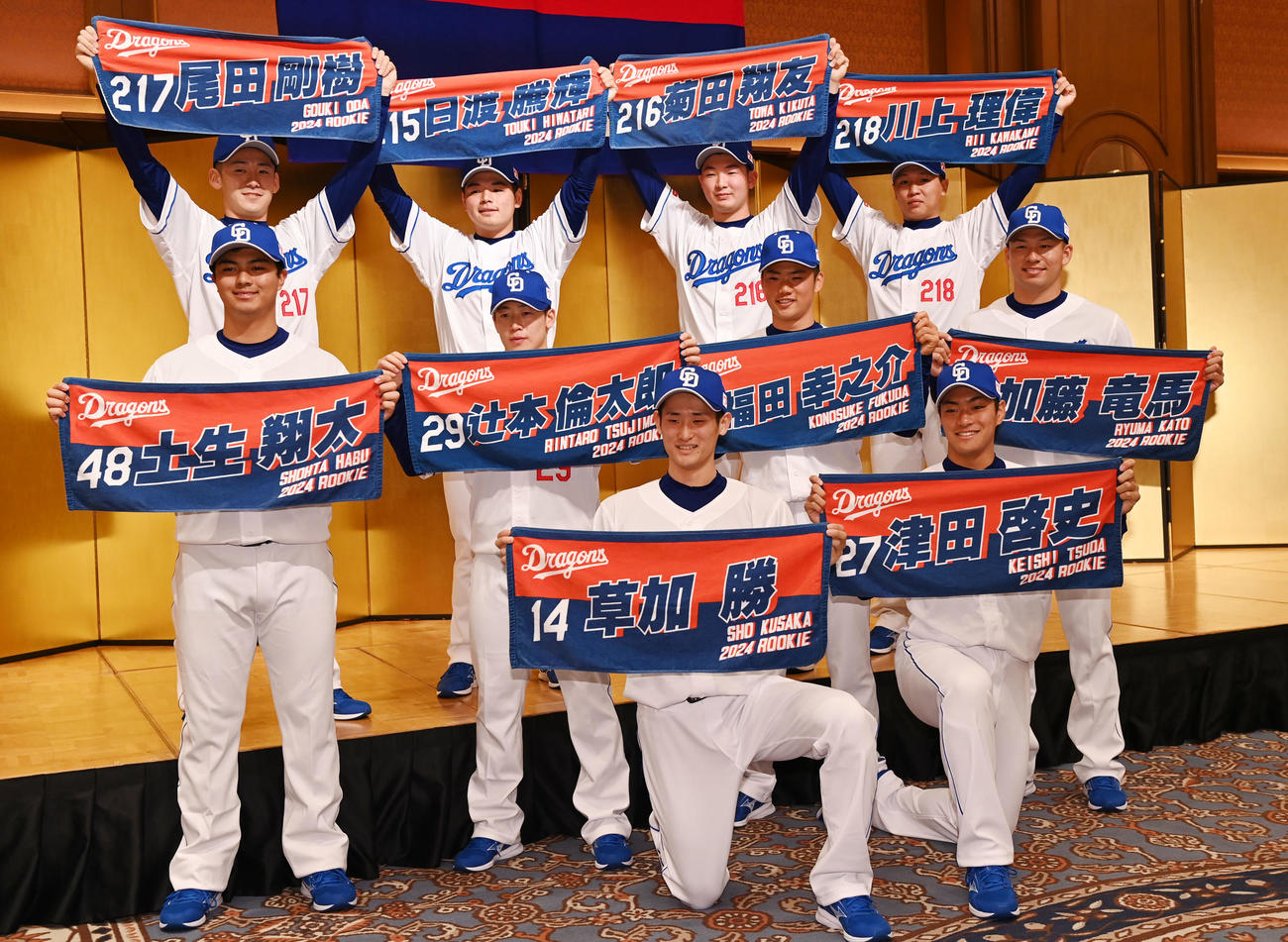 会見後、自身のネーム入りタオルを手にポーズを決める中日ドラゴンズ新入団選手（前列・左から）草加、津田（中列・左から）土生、辻本、福田、加藤竜（後列・左から）尾田、日渡、菊田、川上（撮影・森本幸一）
