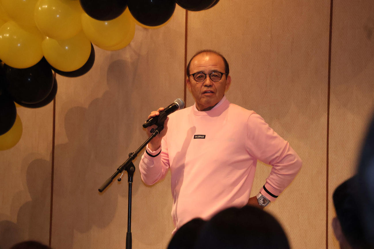 優勝祝賀会でスピーチする岡田監督（撮影・古財稜明）