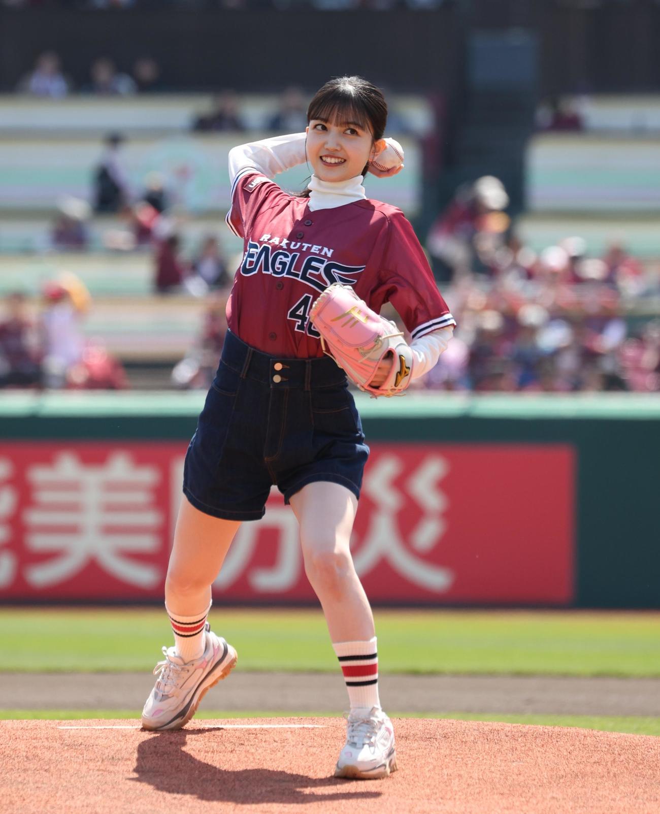 セレモニーピッチで投球する乃木坂46の久保史緒里（2023年4月撮影）