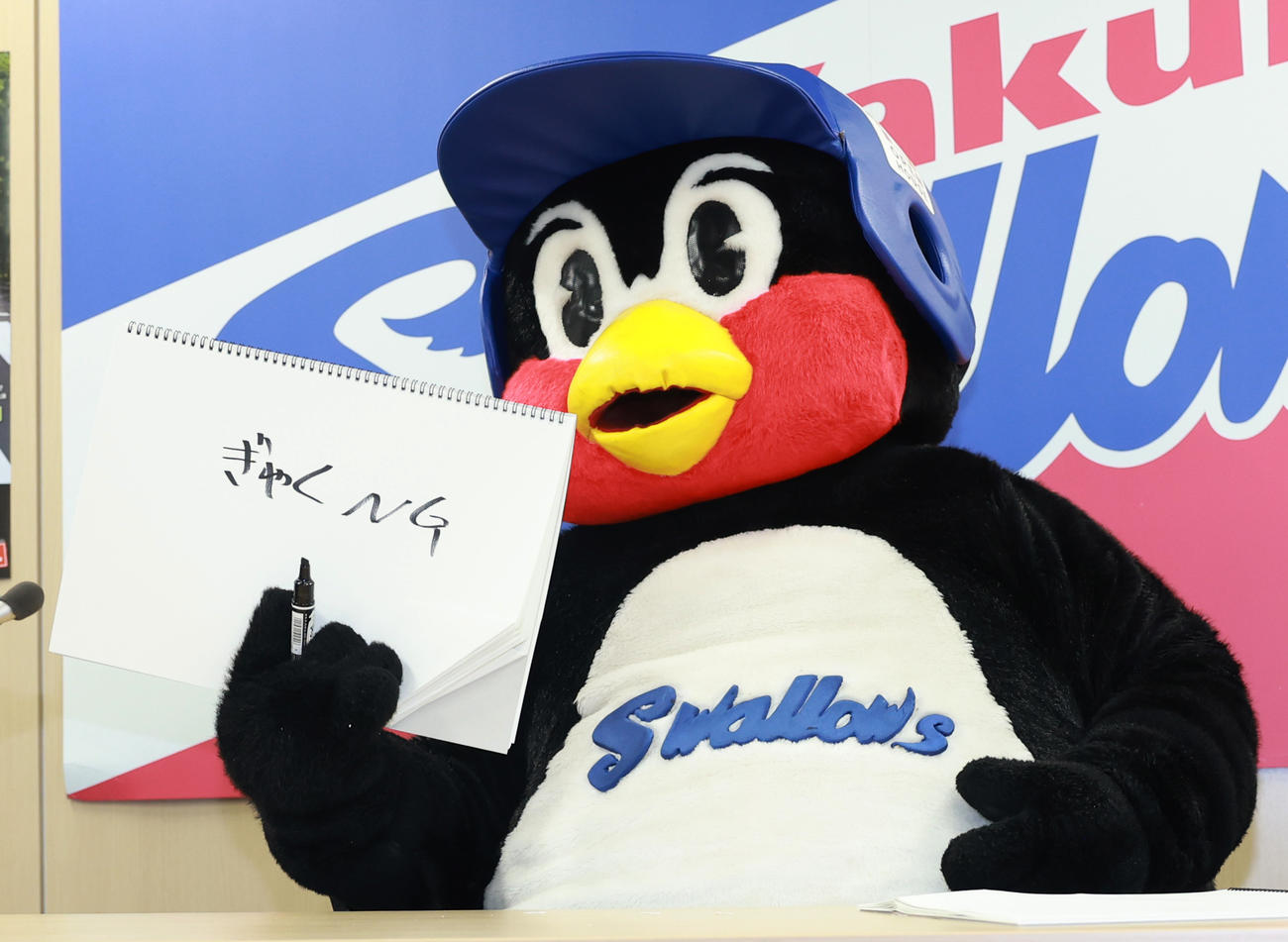 契約更改交渉を終え、フリップに「ぎゃくNG」と書くつば九郎（撮影・野上伸悟）