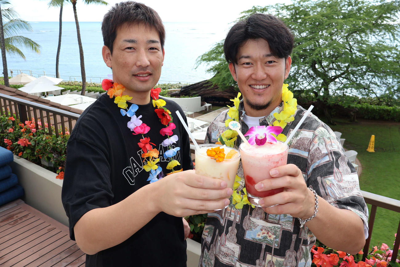 トロピカルジュースで乾杯する阪神岩崎（左）と岩貞（2023年12月13日撮影）