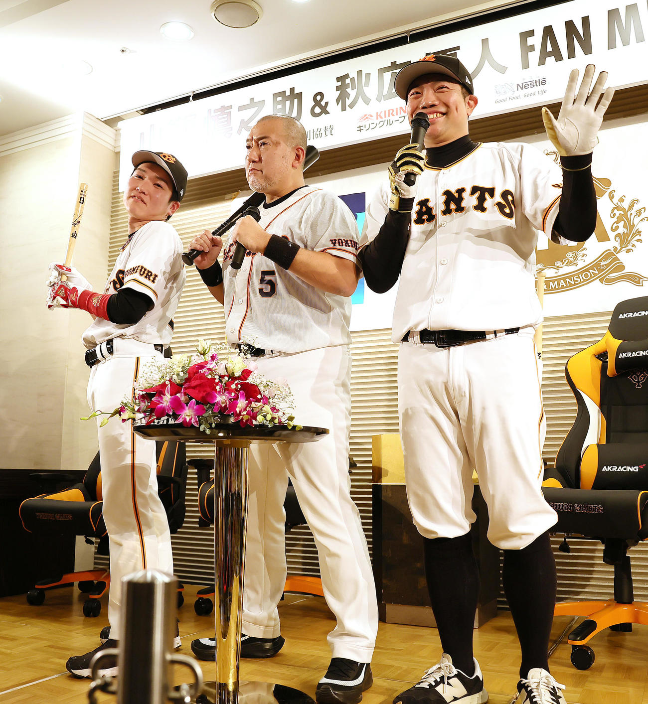 トークショーを前に登場し、会場を盛り上げるものまねタレントの、左からさかとも、リトル清原、あれ慎之助（撮影・足立雅史）