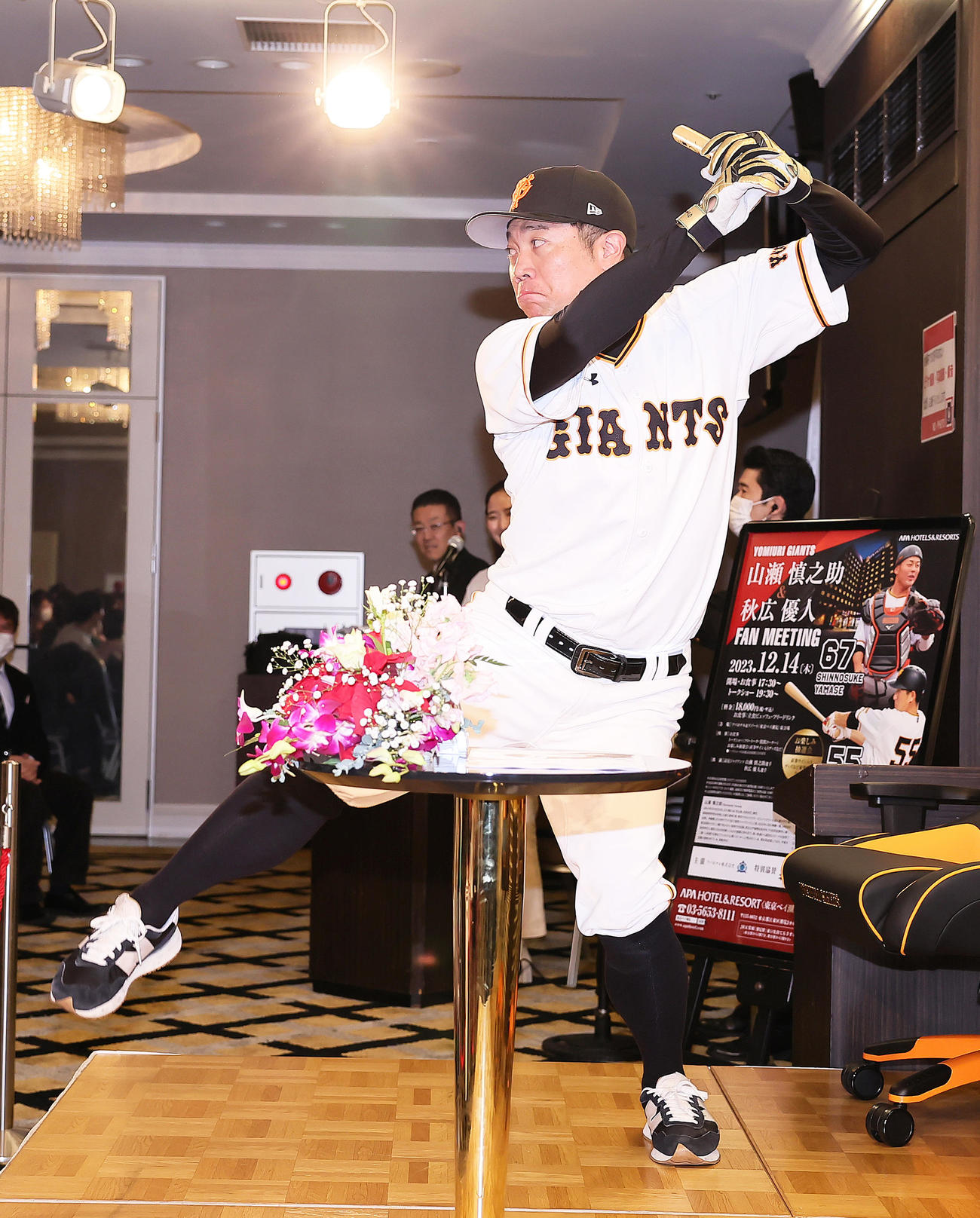 トークショーを前に登場し、会場を盛り上げたものまねタレントのあれ慎之助（撮影・足立雅史）