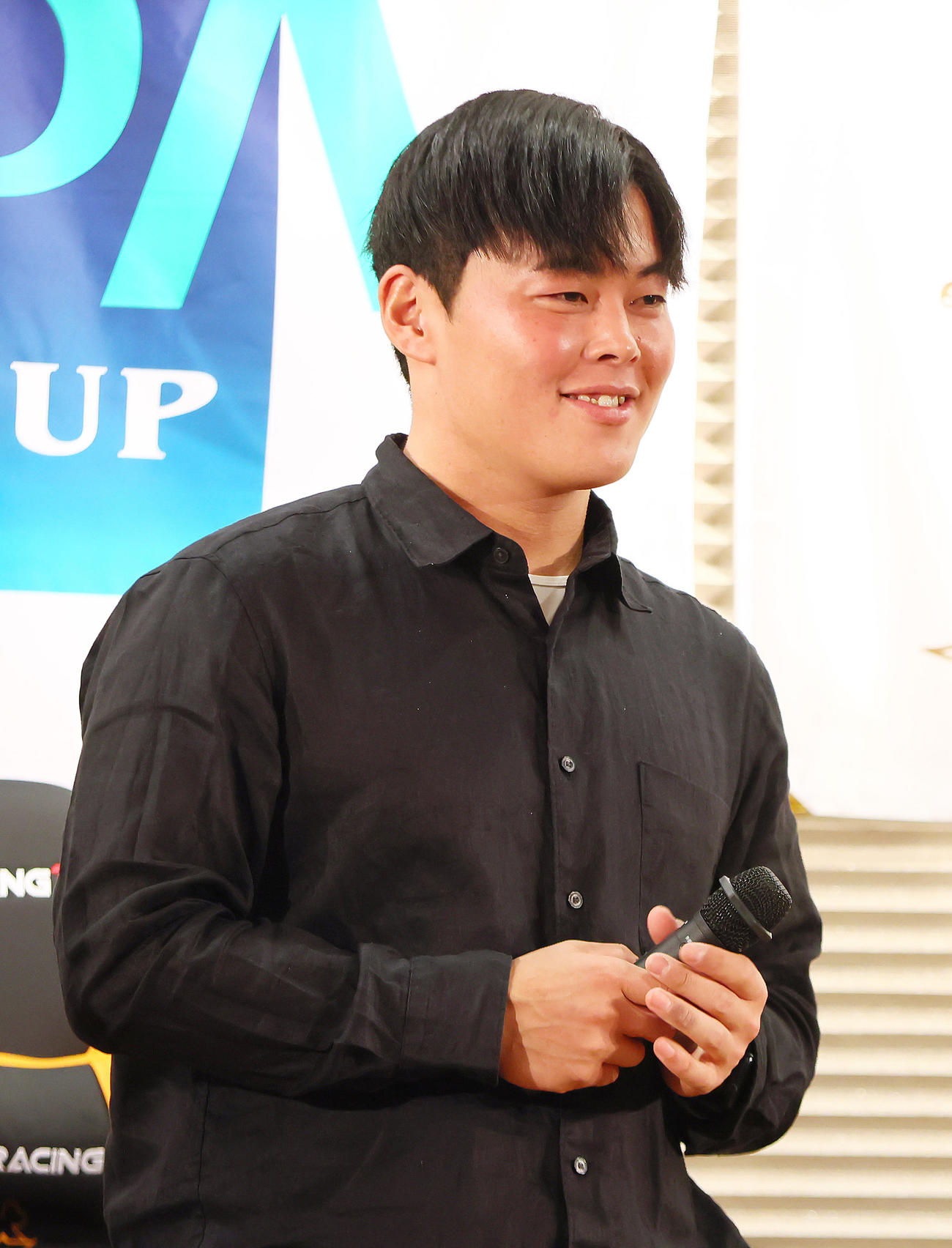 トークショーに登場した巨人山瀬（撮影・足立雅史）