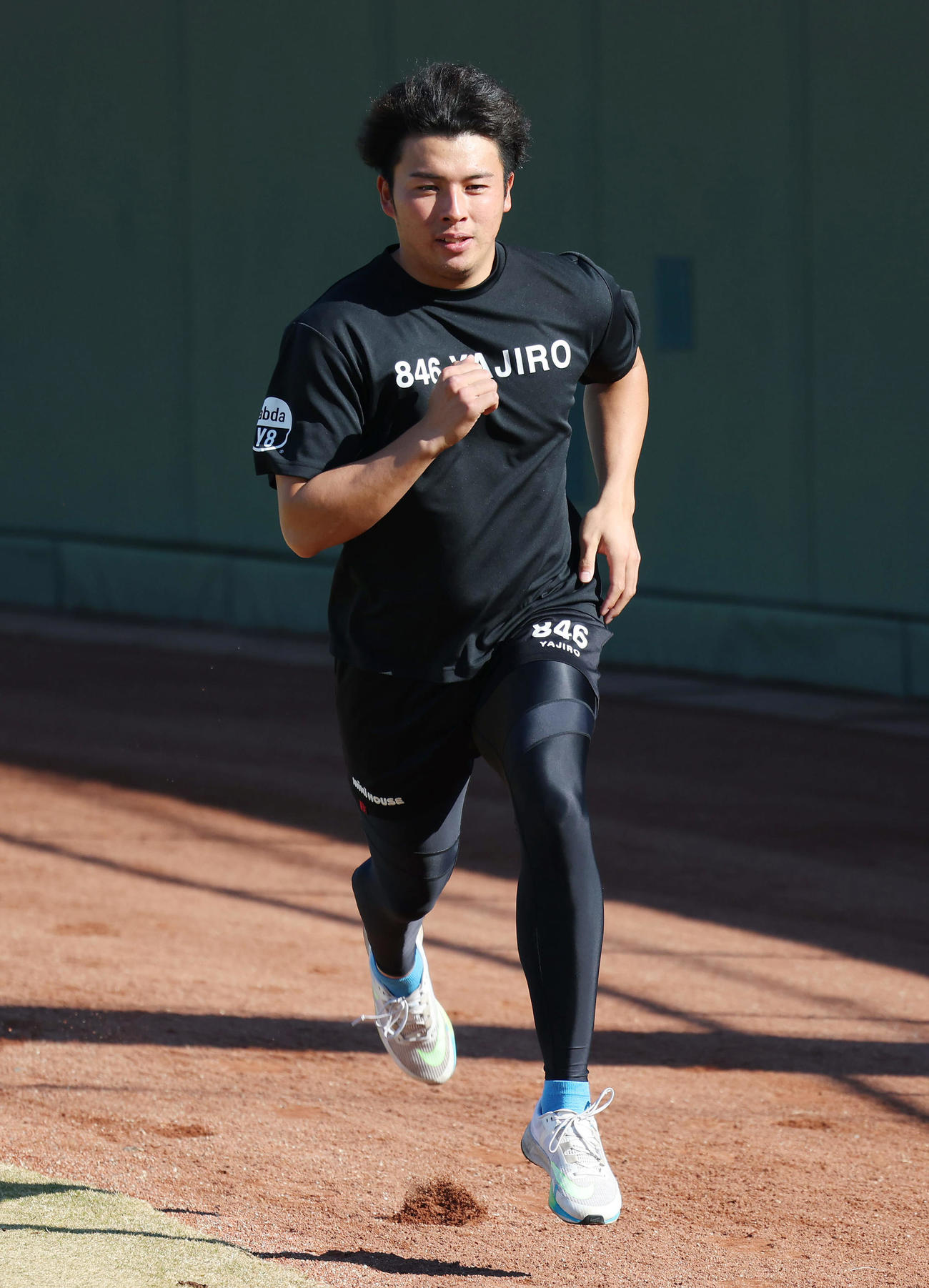 自主トレで鳴尾浜球場の外野を走り込む阪神椎葉（撮影・前田充）