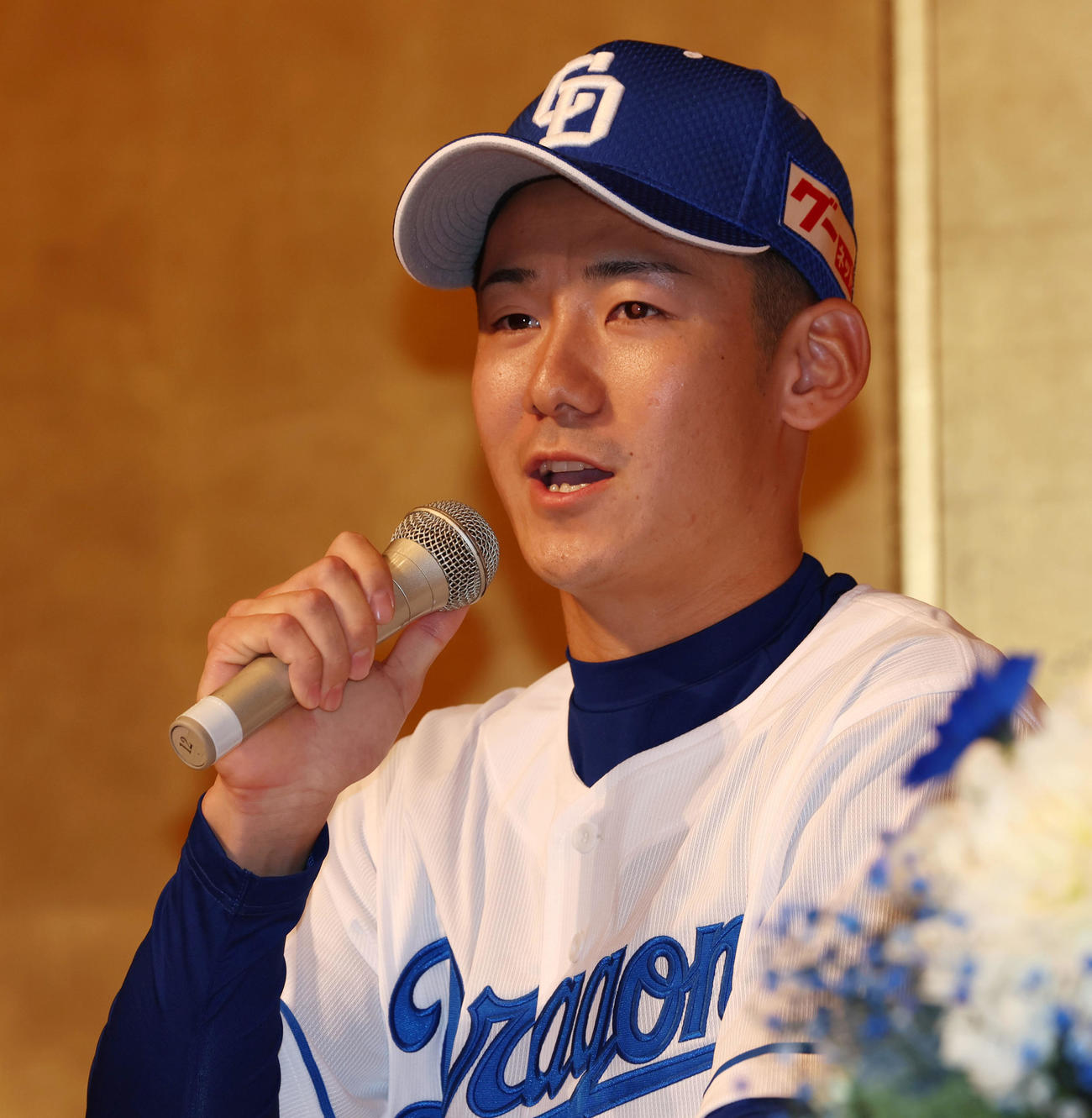 新入団会見で記者の質問に答える尾田（撮影・加藤哉）
