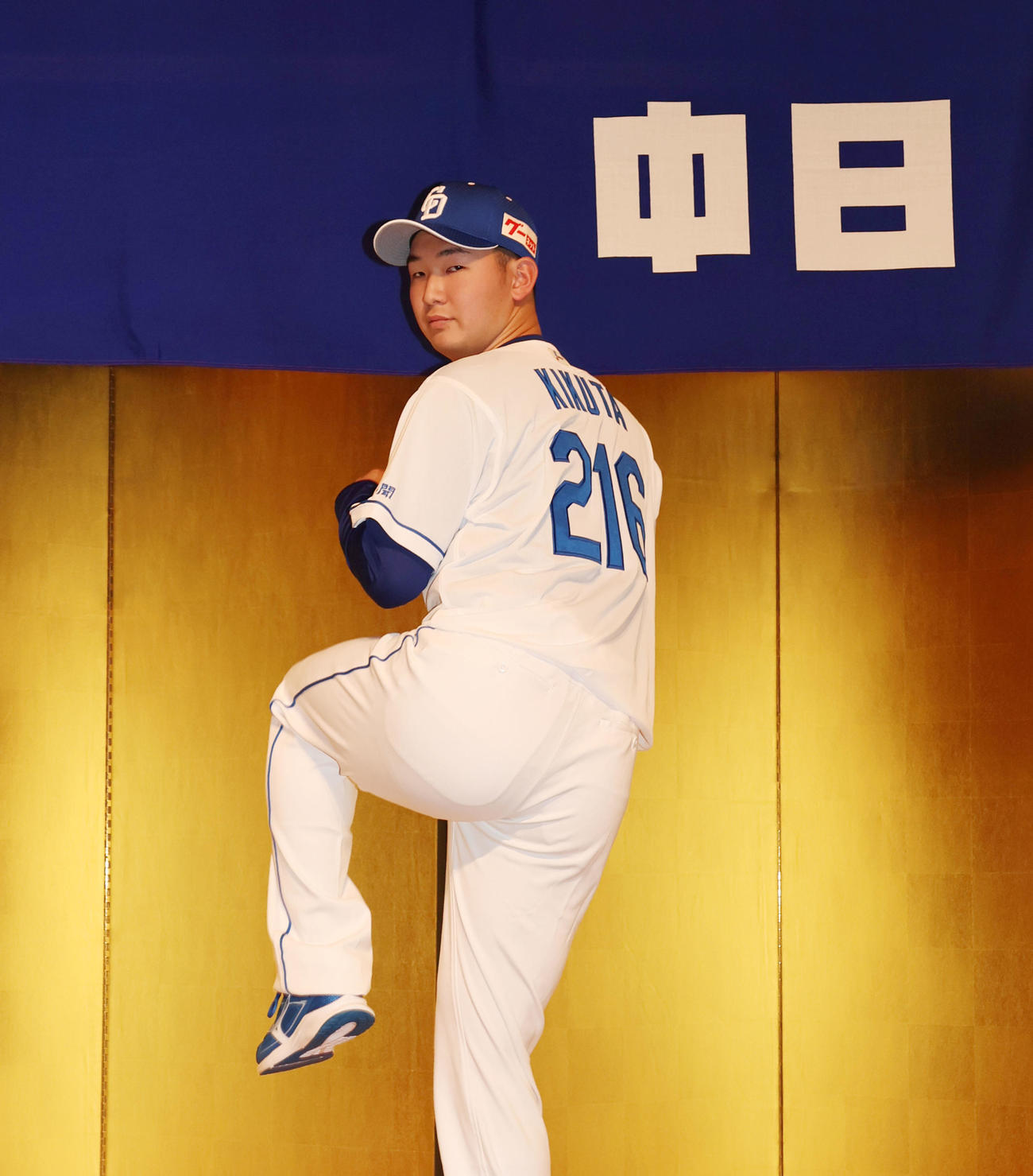 入団会見でシャドーピッチングを披露する菊田（撮影・加藤哉）