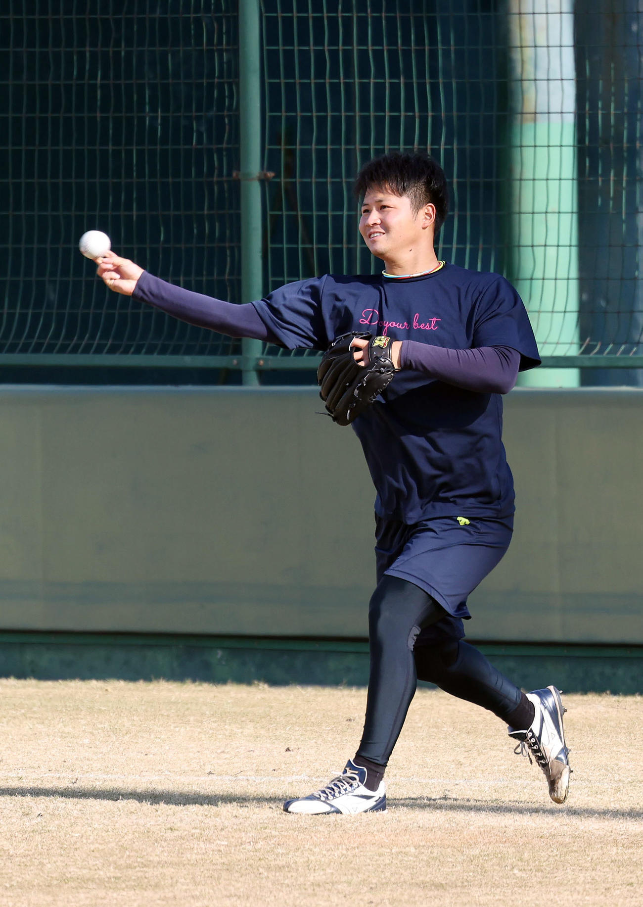自主トレでキャッチボールする阪神松原（撮影・前田充）