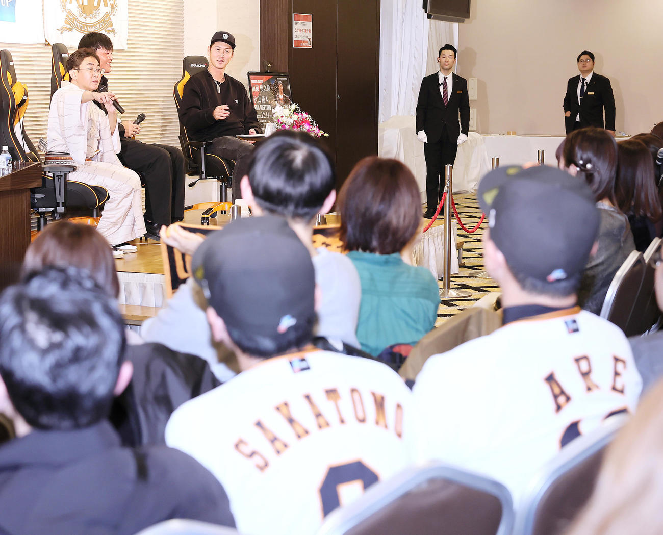 後列左から林家三平、巨人の山瀬、秋広のトークショーを見つめるものまねタレントのさかともとあれ慎之助（手前）（撮影・足立雅史）