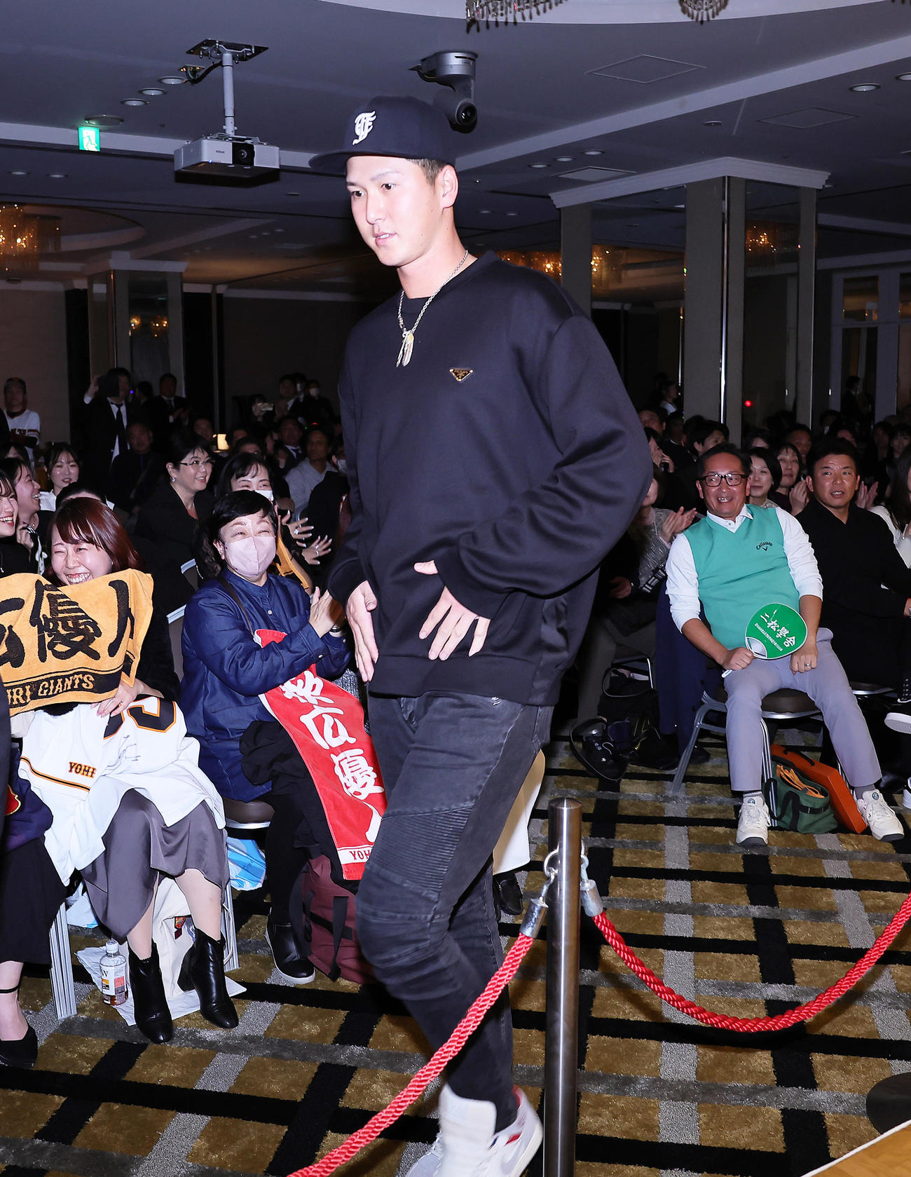 トークショーに登場した巨人秋広（撮影・足立雅史）