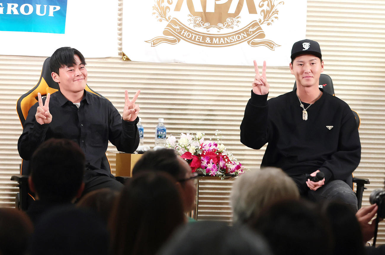 トークショーでVサインの巨人山瀬（左）と秋広（撮影・足立雅史）