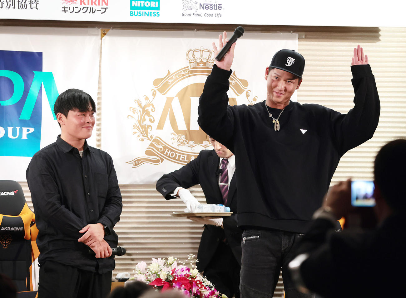 トークショーで集まったファンに笑顔を見せる巨人の山瀬（左）と秋広（撮影・足立雅史）
