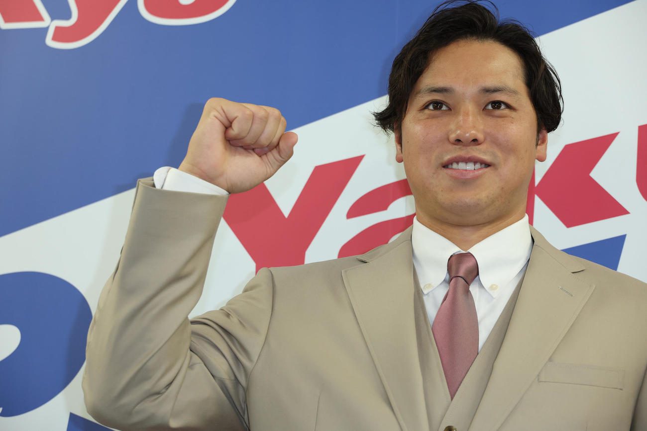 現役ドラフトでの入団会見を行いガッツポーズするヤクルト北村（撮影・中島郁夫）