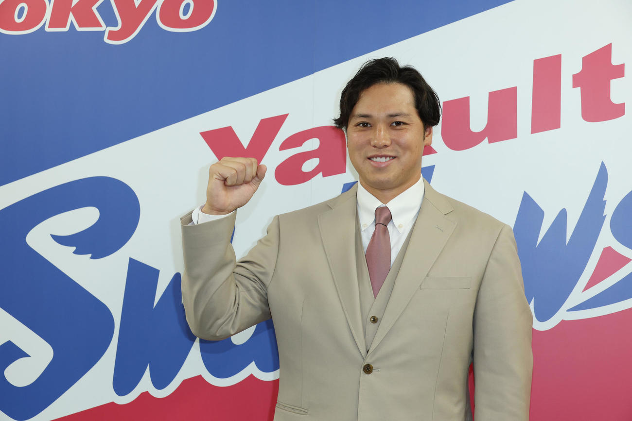 現役ドラフトでの入団会見を行いガッツポーズするヤクルト北村（撮影・中島郁夫）