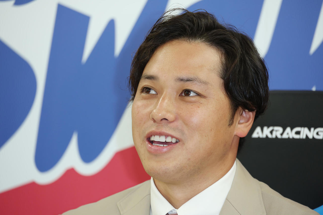 入団会見で笑顔を見せるヤクルト北村（撮影・中島郁夫）