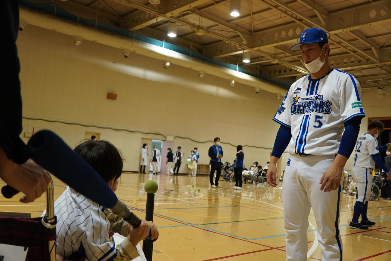 神奈川県立こども医療センターを訪問したDeNA松尾（球団提供）