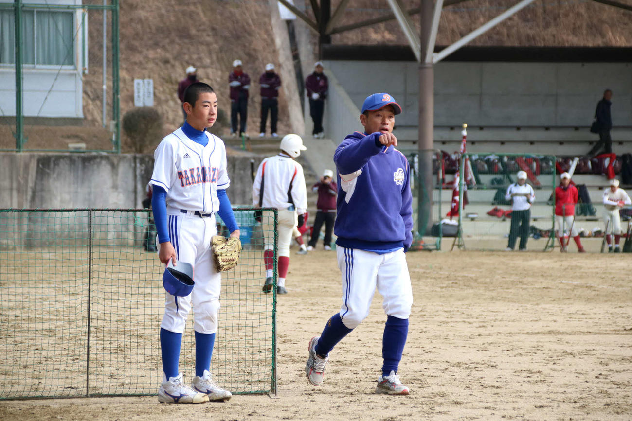 奥村監督（右）から指導を受ける中学時代の下村海翔投手（左）（本人提供）