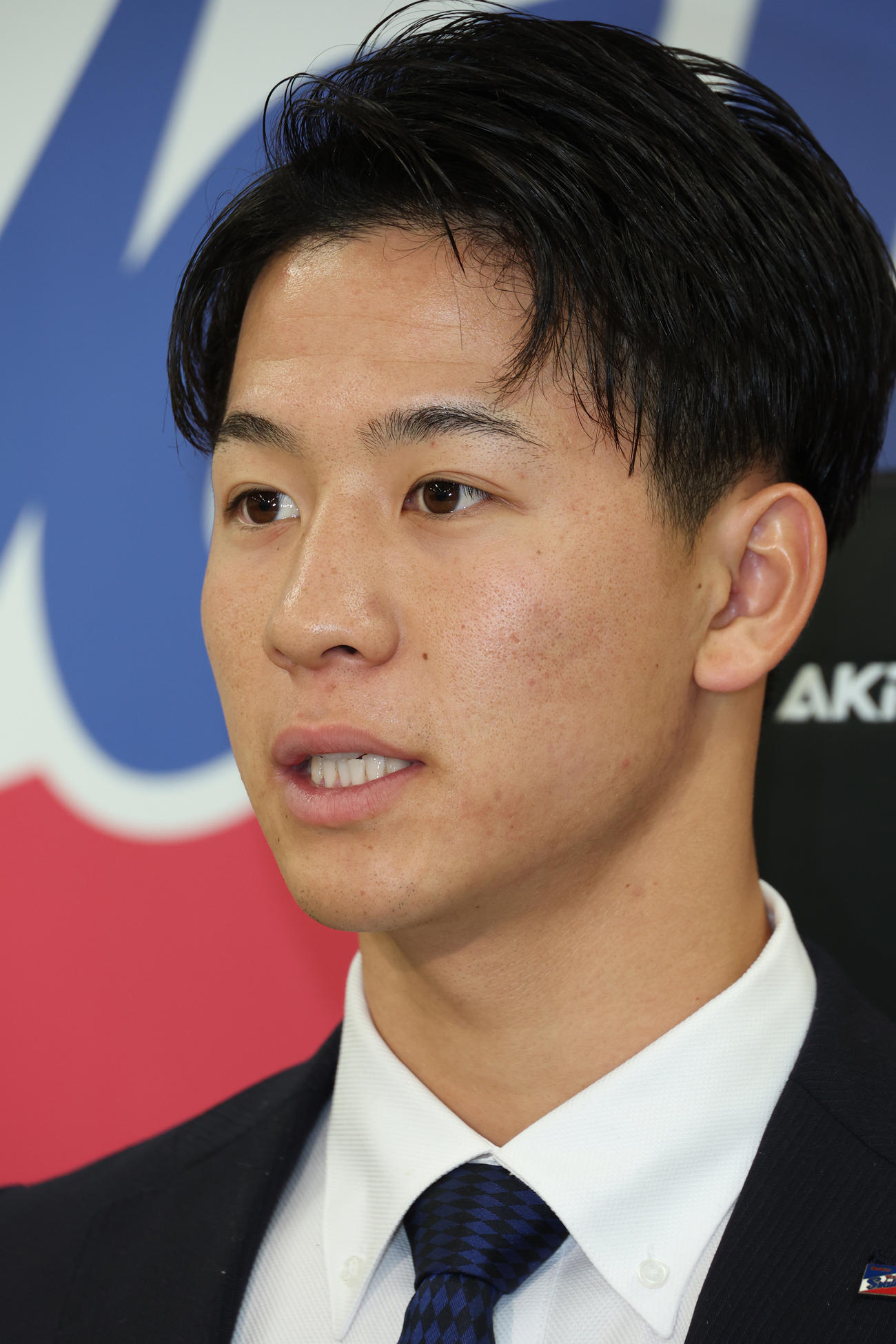 契約更改を済ませ会見を行うヤクルト内山（撮影・中島郁夫）