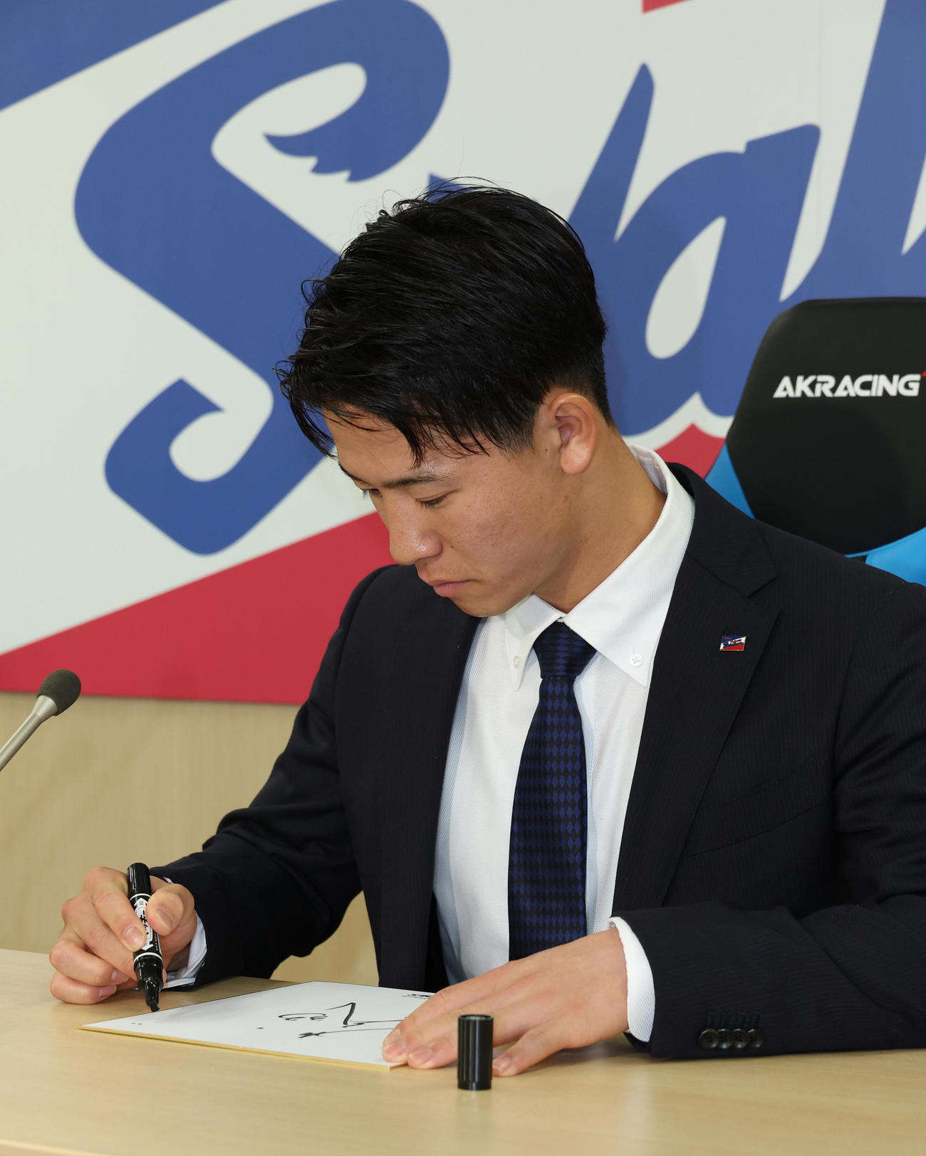 契約更改を済ませ来季の目標を記すヤクルト内山（撮影・中島郁夫）