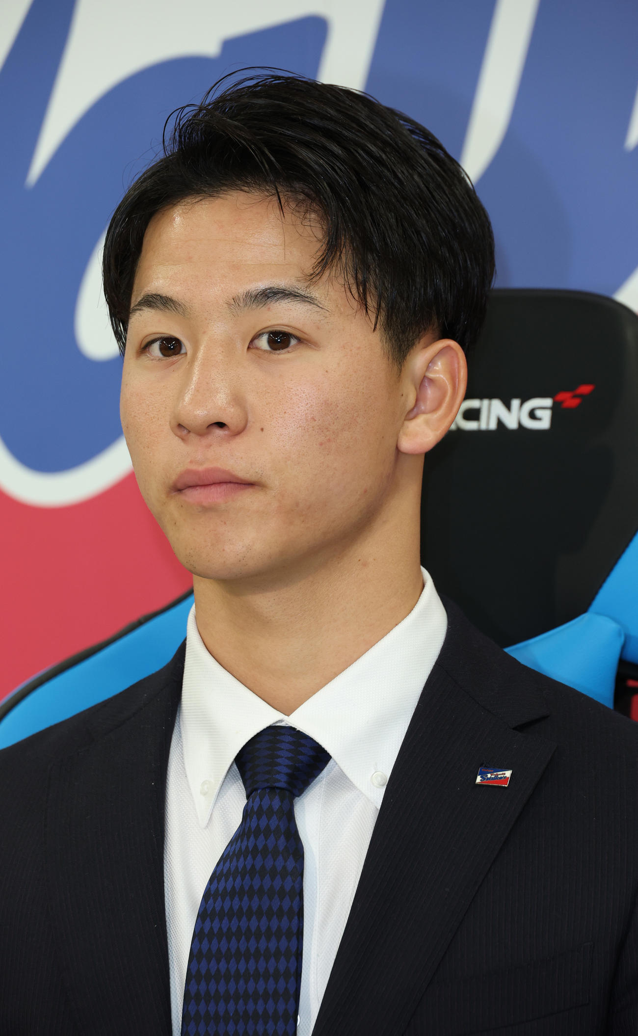 契約更改を済ませ会見を行うヤクルト内山（撮影・中島郁夫）