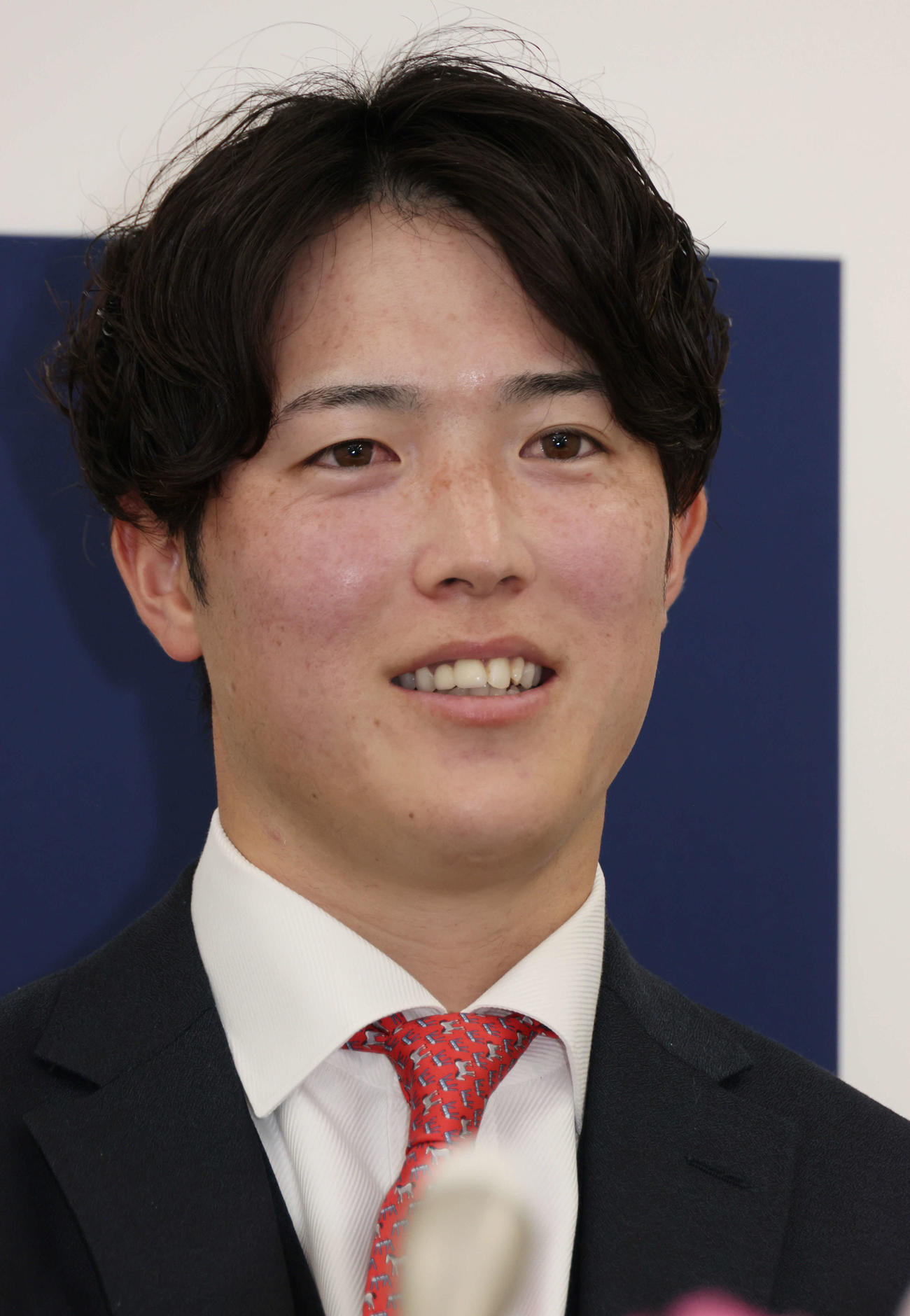 2000万円増の推定1億3000万円で契約更改し、会見する広島森下（撮影・加藤孝規）