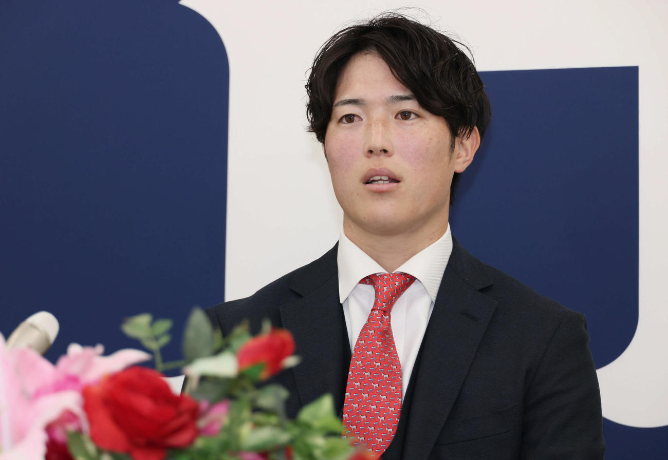 2000万円増の推定1億3000万円で契約更改し、会見する広島森下（撮影・加藤孝規）