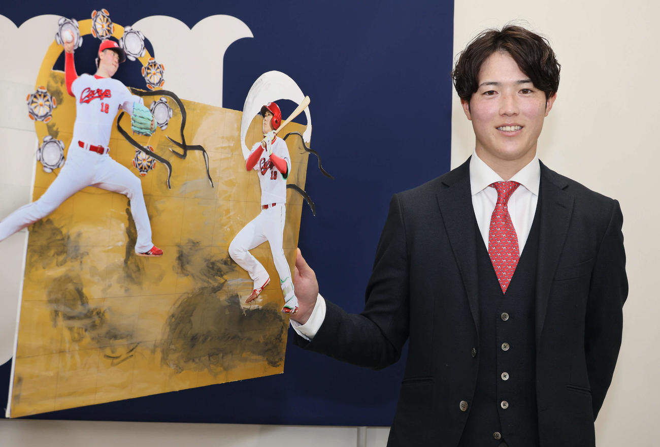 2000万円増の推定1億3000万円で契約更改した広島森下。風神雷神図屏風を模したボードを手に来季の投打にわたる活躍を誓う（撮影・加藤孝規）