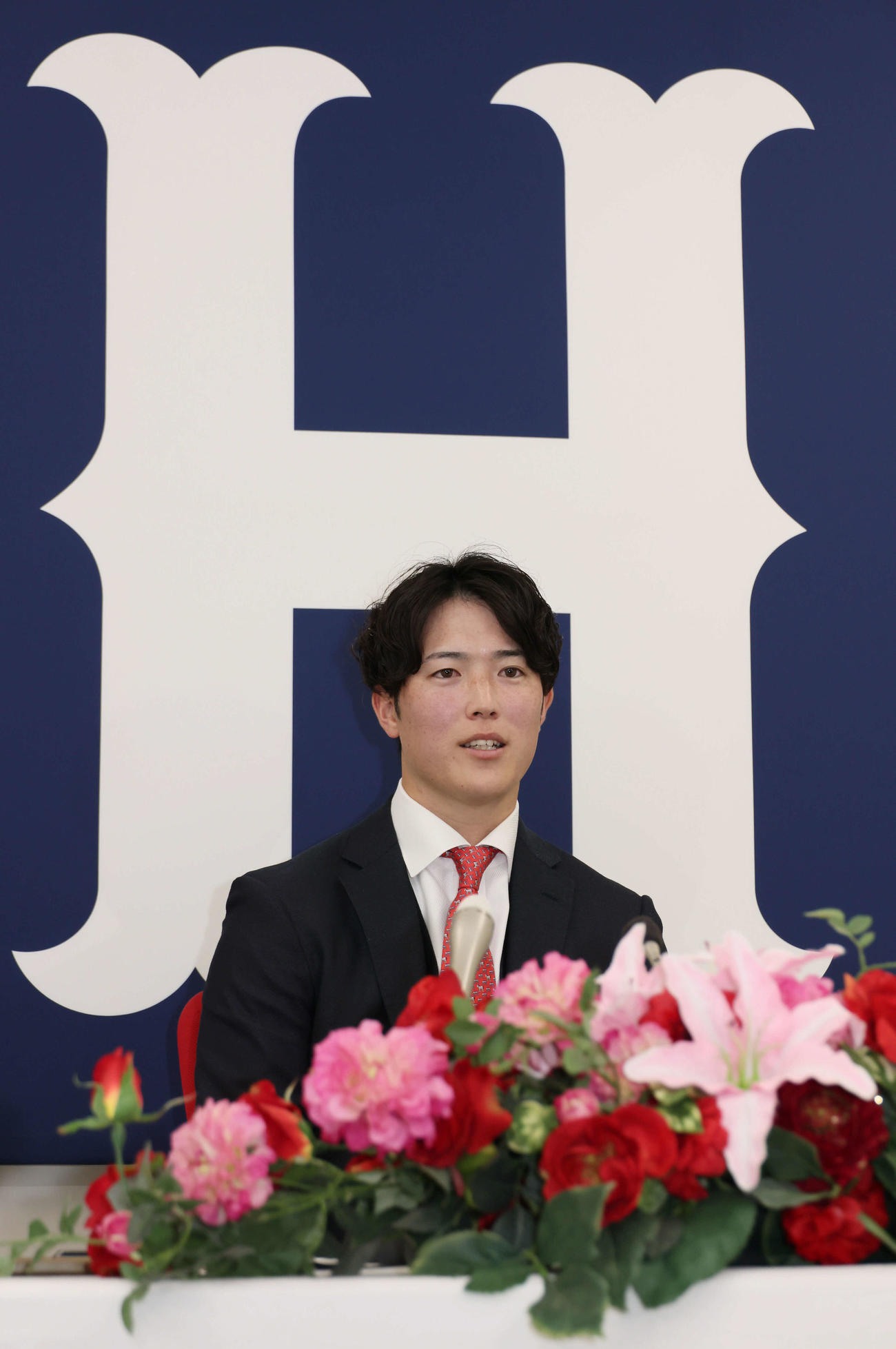 2000万円増の推定1億3000万円で契約更改し、会見する広島森下（撮影・加藤孝規）