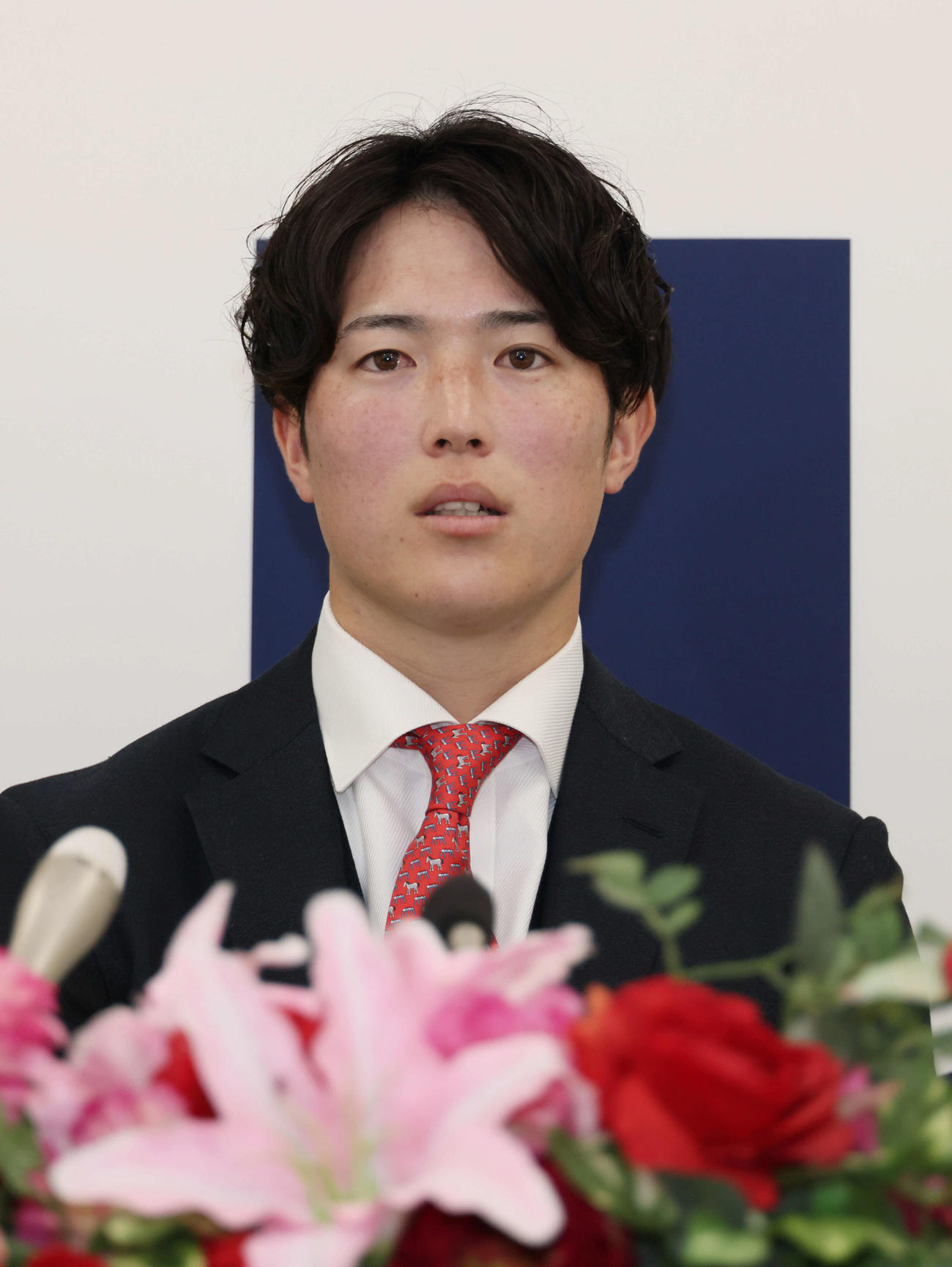 2000万円増の推定1億3000万円で契約更改し、会見する広島森下（撮影・加藤孝規）