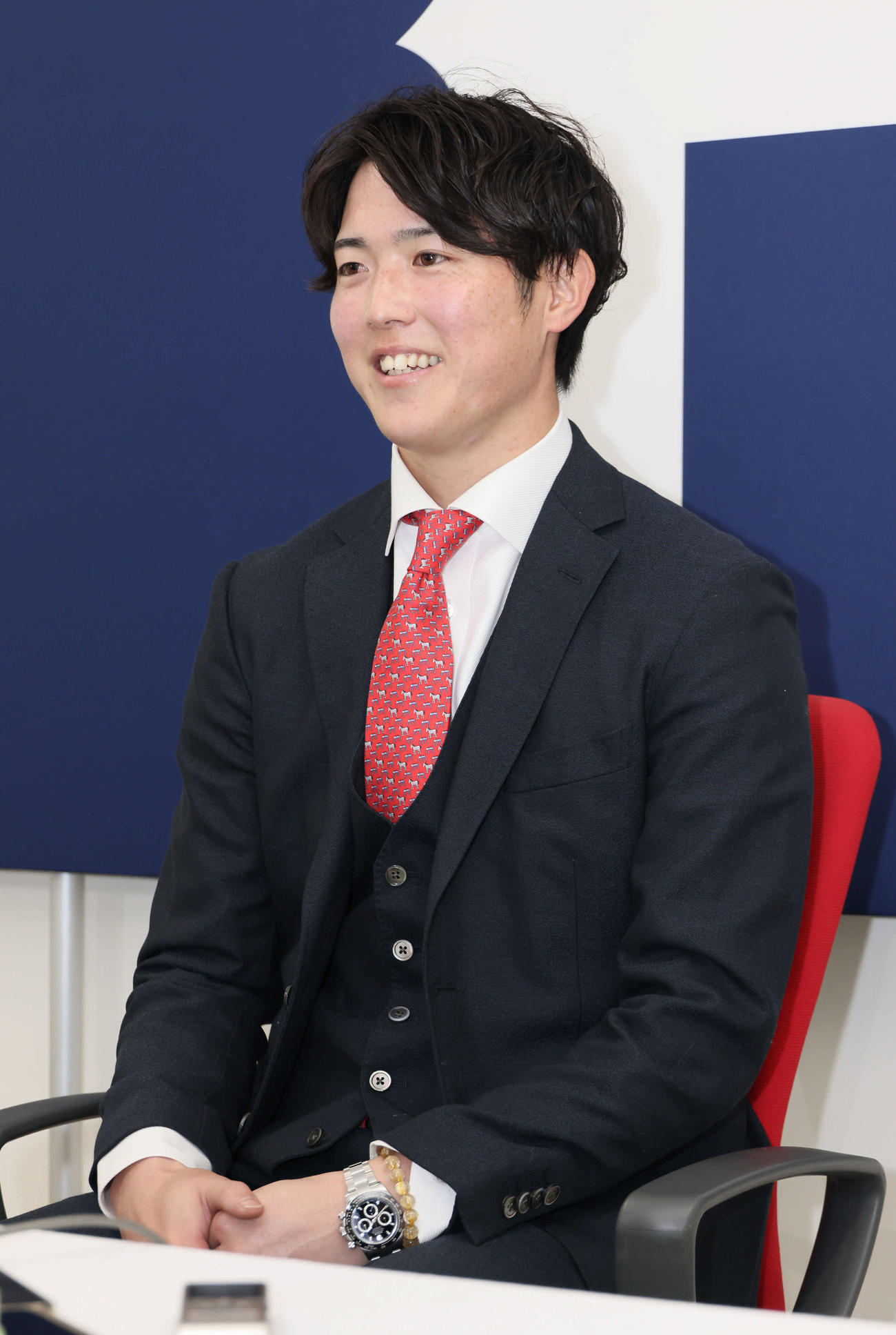 2000万円増の推定1億3000万円で契約更改し、会見する広島森下（撮影・加藤孝規）