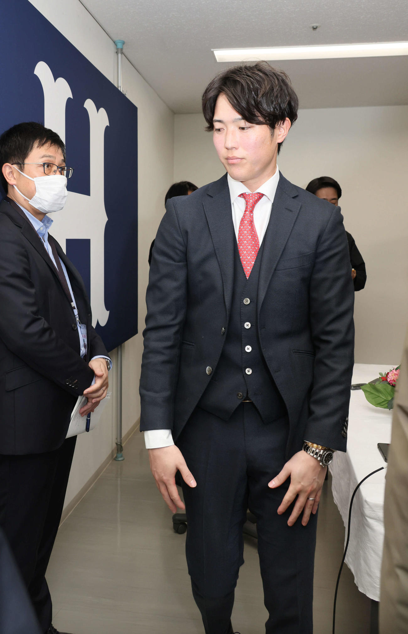 2000万円増の推定1億3000万円で契約更改し、会見する広島森下（撮影・加藤孝規）