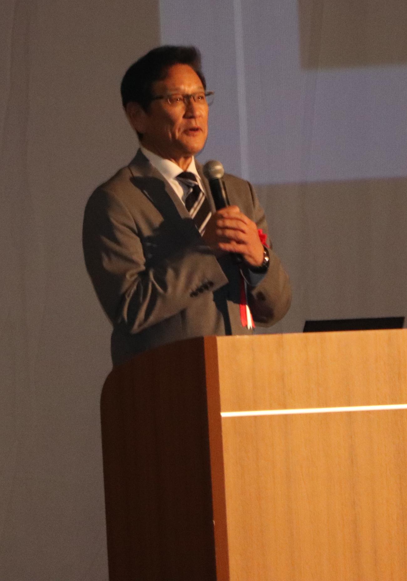 大谷の母校・花巻東高が主催する講演会で話す栗山氏（撮影・古川真弥）