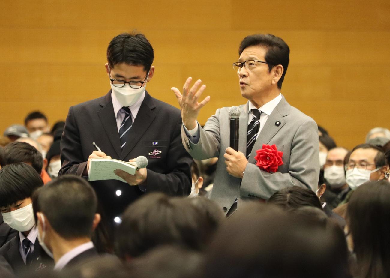 大谷翔平の母校・花巻東高が主催する講演会で、生徒の質問に答える栗山氏（右）（撮影・古川真弥）