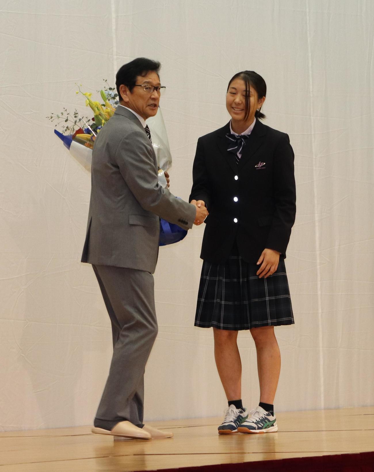 講演を終え、生徒代表から花束を受け取る栗山氏（左）（撮影・古川真弥）