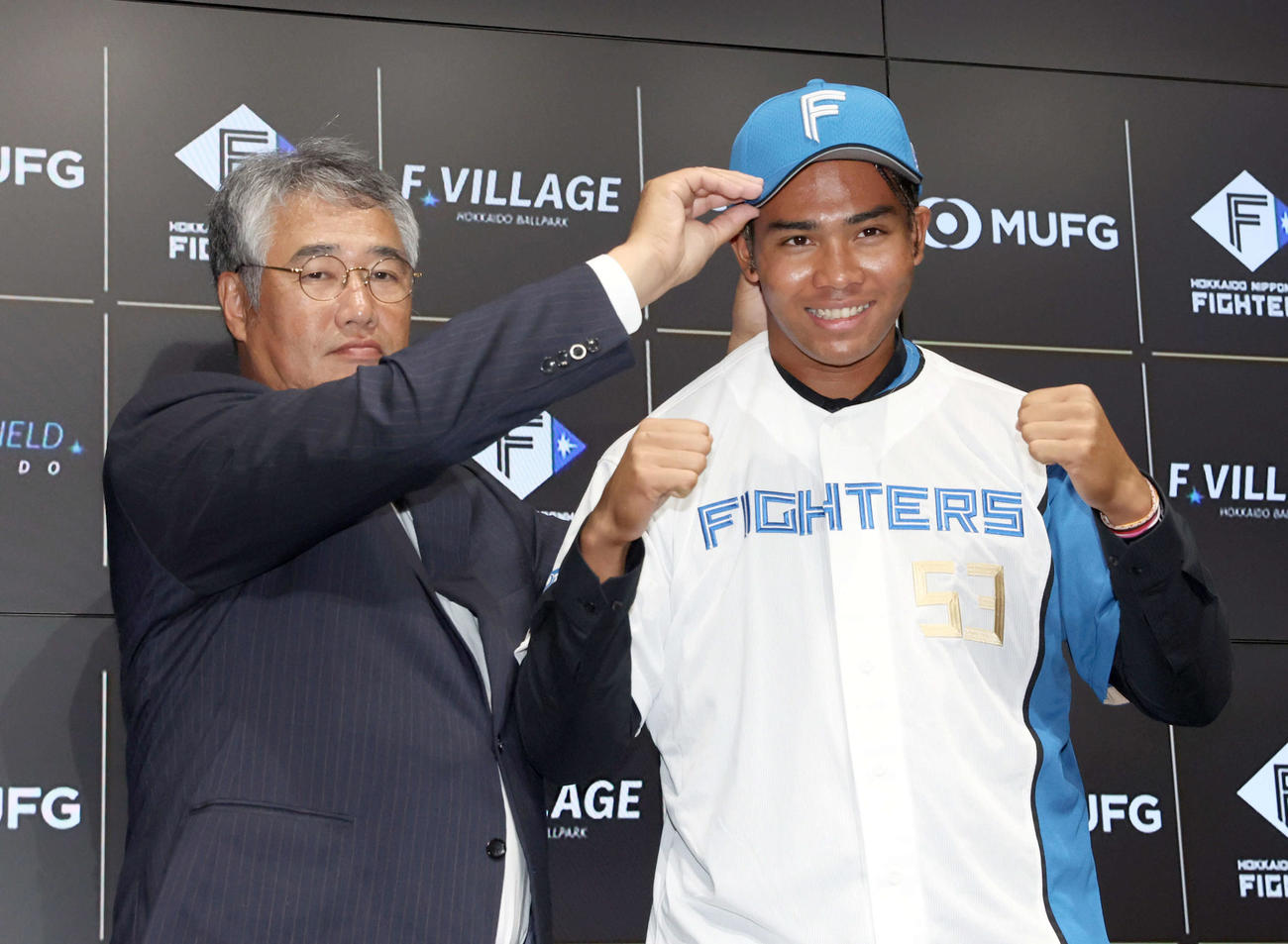 現役ドラフトで日本ハムに入団し木田GM代行（左）とフォトセッションをする水谷（撮影・佐藤翔太）