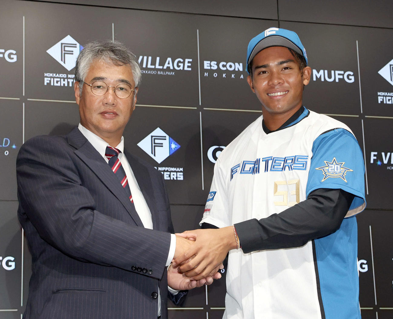 現役ドラフトで日本ハムに入団し木田GM代行（左）とフォトセッションをする水谷（撮影・佐藤翔太）