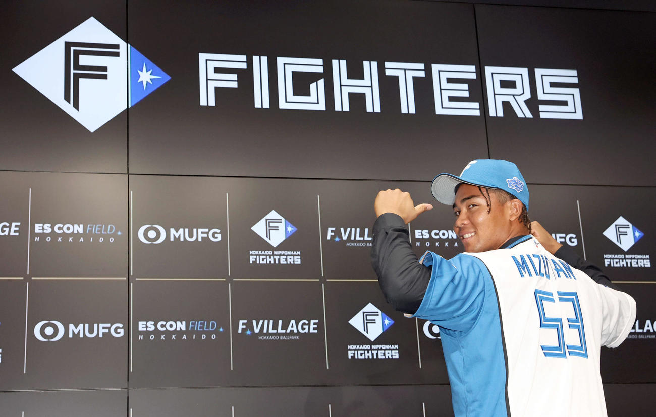 現役ドラフトで日本ハムに入団し背番号「53」を披露する水谷（撮影・佐藤翔太）