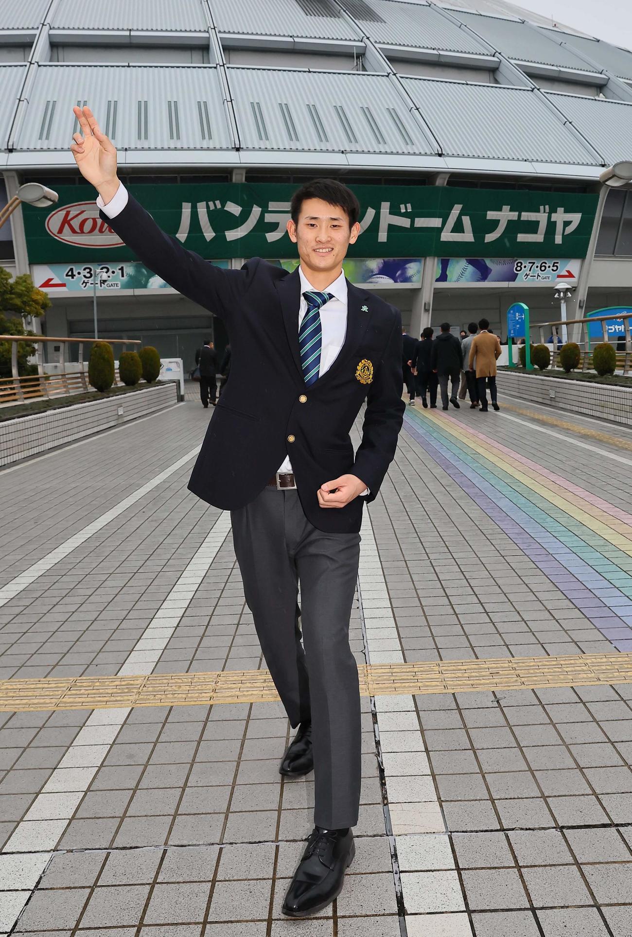 バンテリンドームナゴヤを背に投球フォームを披露する中日ドラフト1位草加（撮影・上田博志）