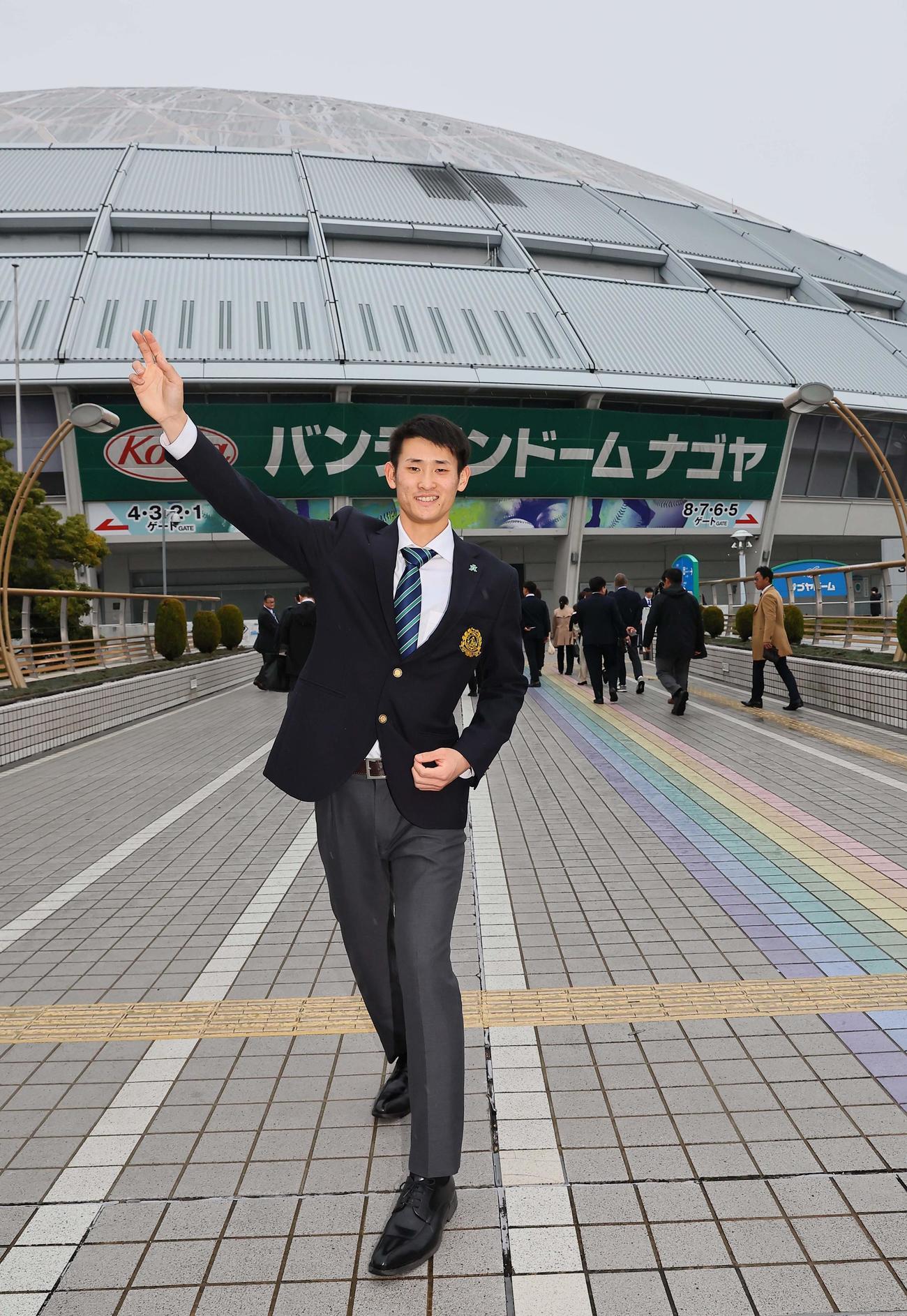 バンテリンドームナゴヤを背に投球フォームを披露する中日ドラフト1位草加（撮影・上田博志）