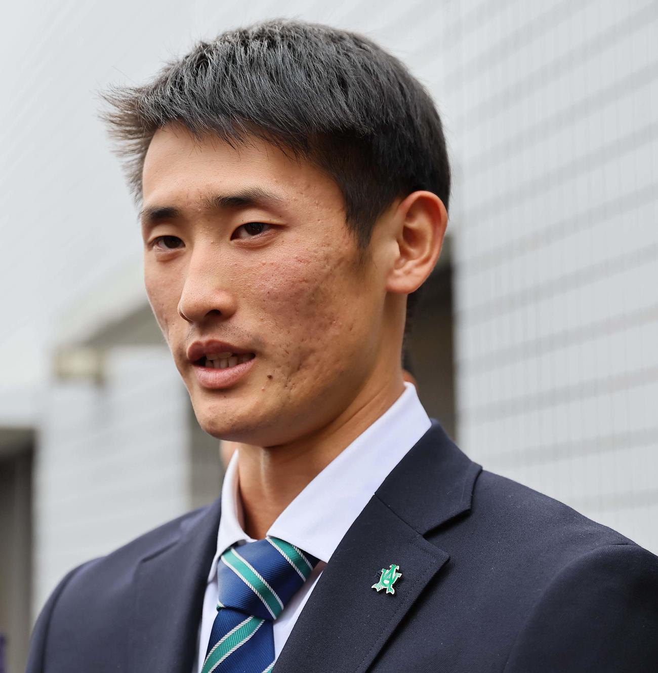 報道陣の取材を受ける中日ドラフト1位草加（撮影・上田博志）