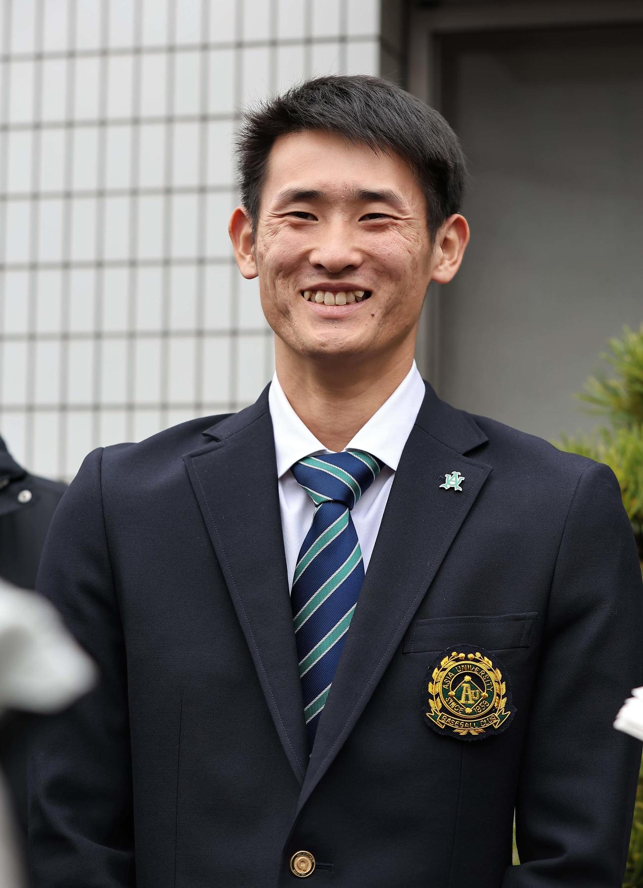 笑顔を見せる中日ドラフト1位草加（撮影・上田博志）