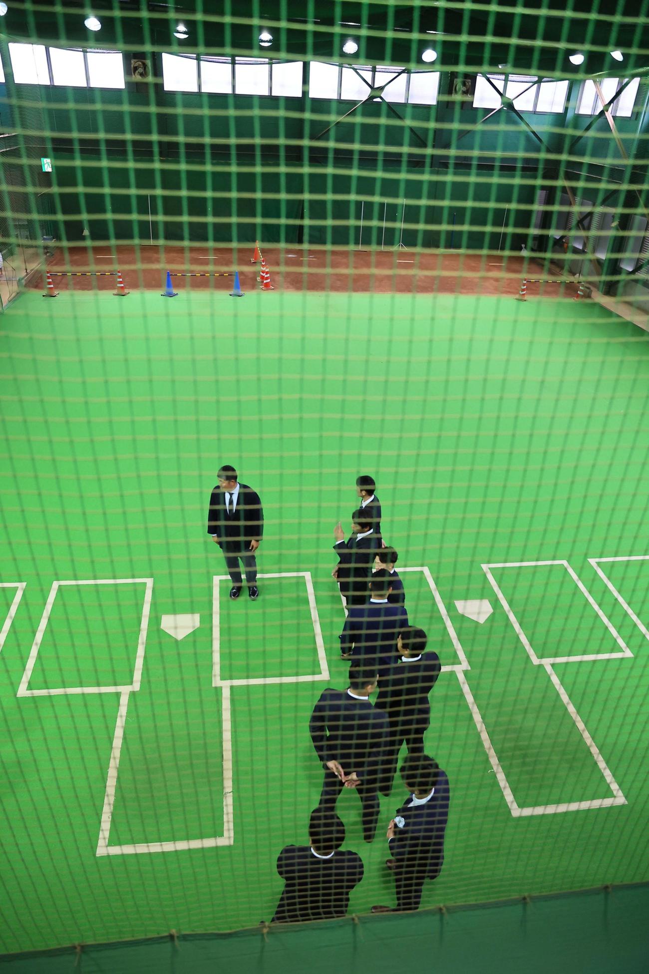 ナゴヤ球場室内練習場を視察する中日新入団の選手たち（撮影・上田博志）