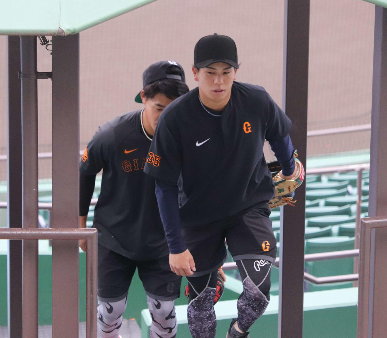 ジャイアンツ球場で自主トレする巨人門脇（手前）と育成の中田歩（撮影・小早川宗一郎）