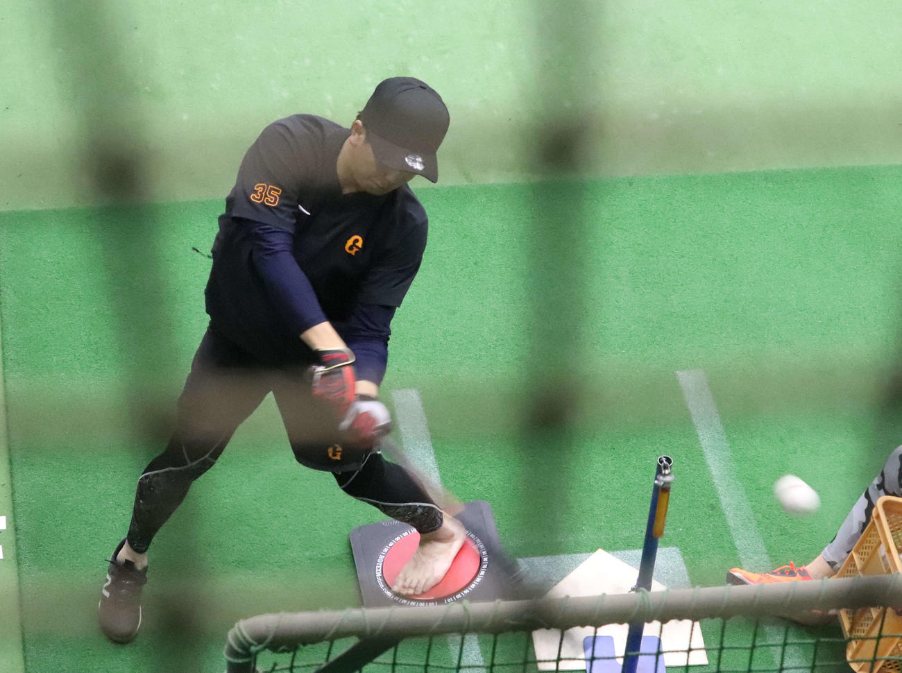 左足を回転する台に乗せてティー打撃する巨人門脇（撮影・小早川宗一郎）