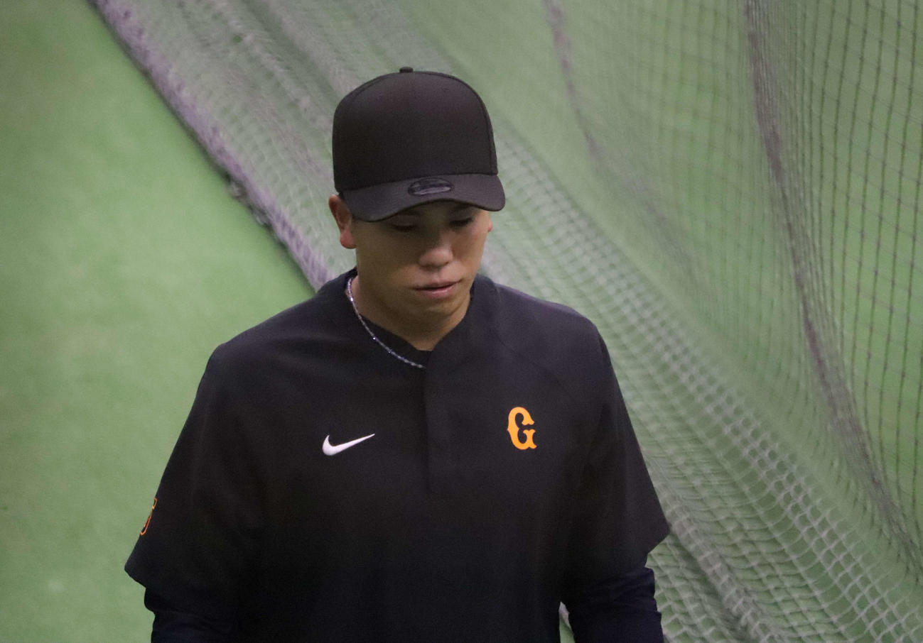ジャイアンツ球場で自主トレする巨人門脇（撮影・小早川宗一郎）