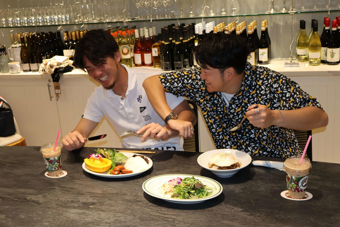 宿泊先の近くの飲食店でじゃれ合う伊藤将（左）と岩貞（撮影・古財稜明）