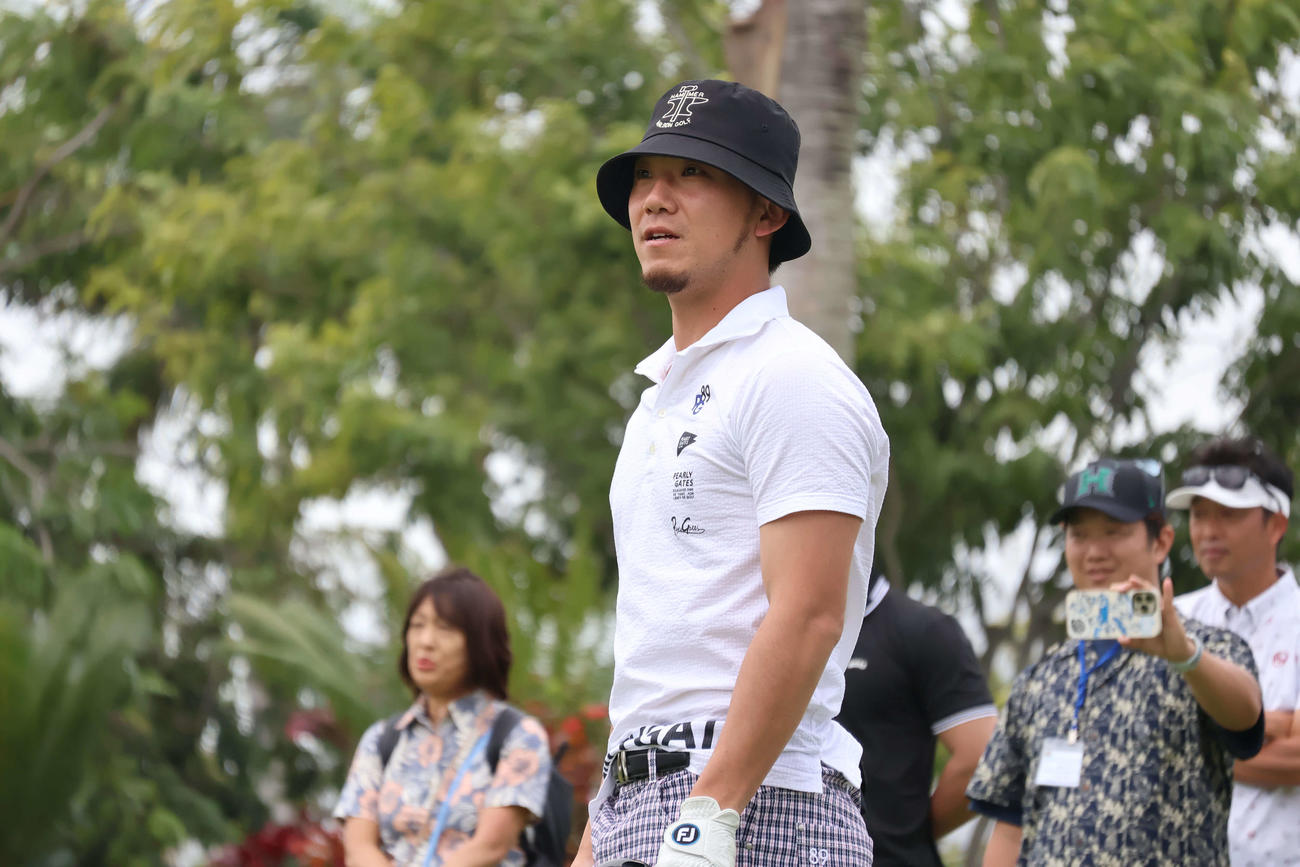 自身のティーショットの行方を追う伊藤将（撮影・古財稜明）
