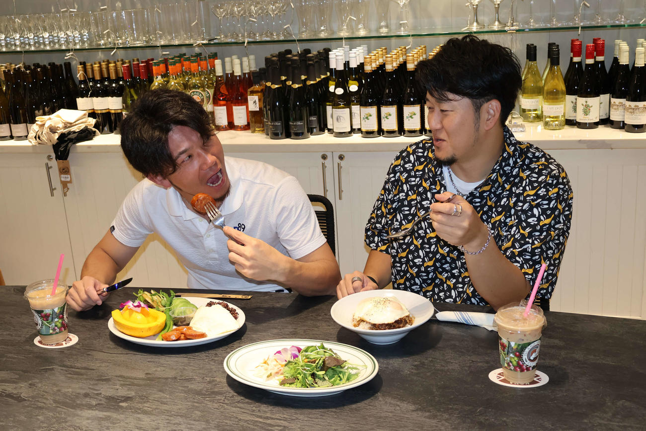 宿泊先の近くの飲食店で食事をする阪神伊藤将（左）と岩貞（撮影・古財稜明）
